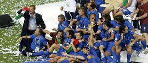 Italiens Fußballer bejubeln 2006 im Olympiastadion ihren Titel. Im Hintergrund: das Siegerpodest.