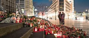 Blumen und Kerzen, die zum Gedenken an die Opfer vom Breitscheidplatz aufgestellt wurden. 