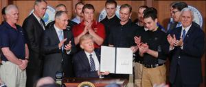 US-Präsident Donald Trump (M) präsentiert im Hauptquartier der Umweltbehörde EPA in Washington sein Dekret.