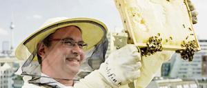 Marc-Wilhelm Kohfink mit einem seiner rund 120 Bienenvölker in Berlin. In der Familie des Imkers aus Berlin-Köpenick arbeitet man sei seit 120 Jahren mit Bienen.