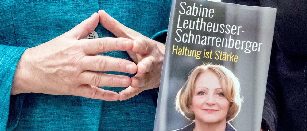 Bundeskanzlerin Angela Merkel stellt das neue Buch der ehemaligen Justizministerin Sabine Leutheusser-Schnarrenberger vor.