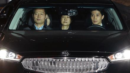 Die frühere Präsidentin von Südkorea, Park Geun Hye (M), wird am Donnerstagabend in Haft gefahren. 