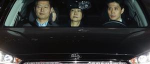 Die frühere Präsidentin von Südkorea, Park Geun Hye (M), wird am Donnerstagabend in Haft gefahren.