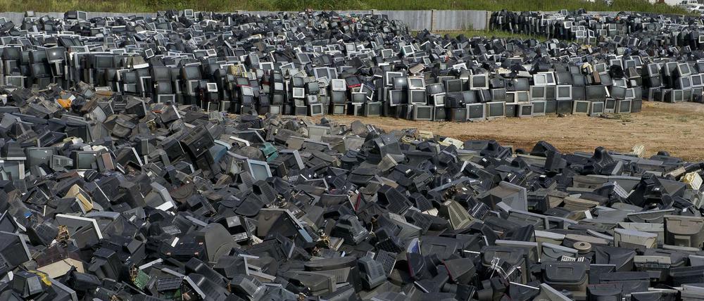 Von gestern: Die alte Medientechnik wird immer schneller von neuen Geräten und Techniken abgelöst. Hier eine TV-Halde in China.