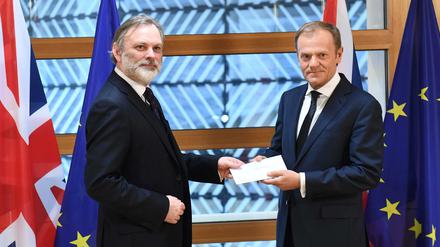 Der britische EU-Botschafter Tim Barrow übergibt dem EU Ratspräsidenten Donald Tusk den Austrittantrag.