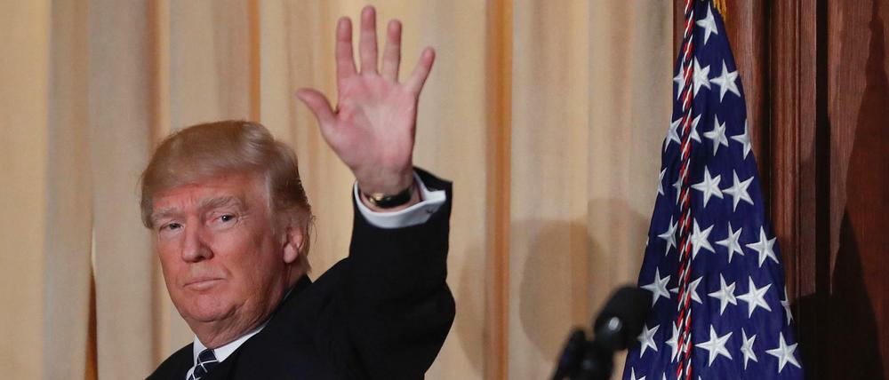 Donald Trump und sein Chefstratege Stephen Bannon greifen das Establishment an.