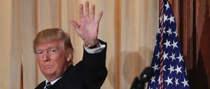 Donald Trump und sein Chefstratege Stephen Bannon greifen das Establishment an.