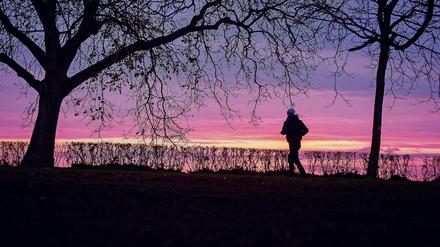 Ein Jogger vor dem Aufgang der Sonne.