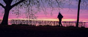 Ein Jogger vor dem Aufgang der Sonne.