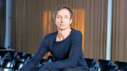 Macht gern auch mal Entertainment. Der Pianist und Komponist Hauschka, 1966 als Volker Bertelmann in Kreuztal geboren, wurde bekannt durch seine Stücke mit präparierten Klavieren. Hauschkas Solodebüt „Substantial“ erschien 2004. Am heutigen Freitag kommt sein achtes Studioalbum „What If“ heraus (City Slang). 