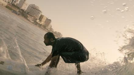 Harte Brandung. Ein Surfer aus dem Film an der Küste vor Gaza-City.