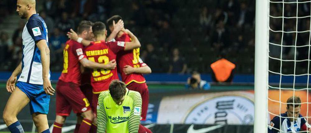 Geschlaucht und geschlagen. John Brooks, Rune Jarstein und Sebastian Langkamp (v. l.) konnten Hoffenheims Gegentore nicht mehr verhindern.