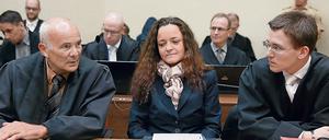 Die Angeklagte Beate Zschaepe (M.) sitzt im NSU-Prozess zwischen ihren Anwälten Hermann Borchert (l.) and Mathias Grasel. 