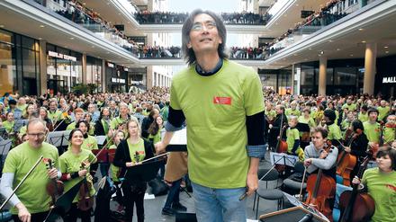 Kent Nagano mit dem DSO im Mai 2016 beim "Symphonic Mob" in der Mall of Berlin.