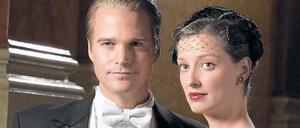 Die Dialoge von Alexandra Maria Lara – hier mit Chris O’Donnel in „The Company“ – wurden kaum erträglich übersetzt. Die dreiteilige Serie startet am Freitag um 21 Uhr auf ARD Alpha. 