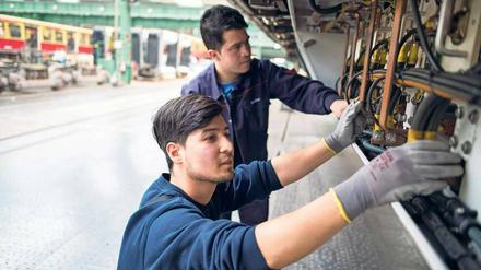 Ohne Fachsprache geht es nicht. Morteza Modaber (vorne) ist aus Afghanistan geflohen und macht zurzeit ein Praktikum bei der S-Bahn. 
