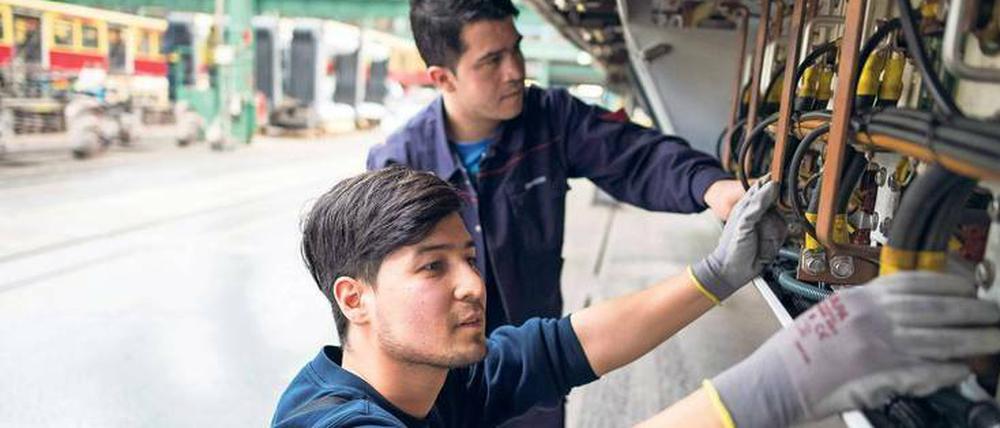 Ohne Fachsprache geht es nicht. Morteza Modaber (vorne) ist aus Afghanistan geflohen und macht zurzeit ein Praktikum bei der S-Bahn.