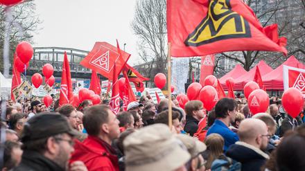 Protest in Berlin. Beschäftigte des Zug-Herstellers Bombardier demonstrieren am Donnerstag gegen den drohenden Stellenabbau. 