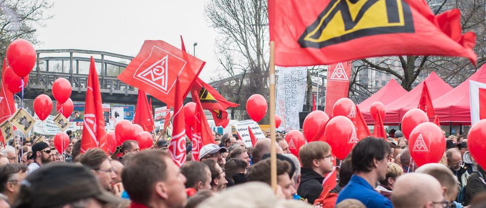 Protest in Berlin. Beschäftigte des Zug-Herstellers Bombardier demonstrieren am Donnerstag gegen den drohenden Stellenabbau.
