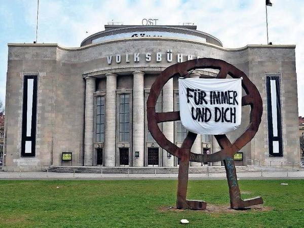 Jetzt mit Rio-Reiser-Hymne. Noch steht das Räuber-Rad. "Ich lach für Dich, wein für Dich/ich regne und ich schein für Dich..." Das Lied stammt aus dem Jahr 1986.