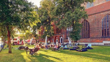 Erst mal abschalten. Vor dem Greifswalder Dom erholen sich Studenten vom Unistress.