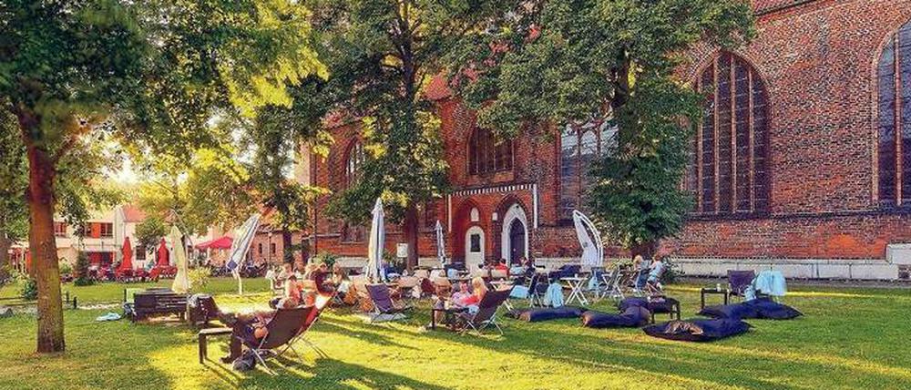 Erst mal abschalten. Vor dem Greifswalder Dom erholen sich Studenten vom Unistress.