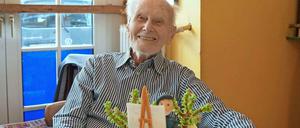 Sichtlich Spaß hatte der Maler Gerhard Finke an seinem Geburtstag, auch wegen der originellen Torte.
