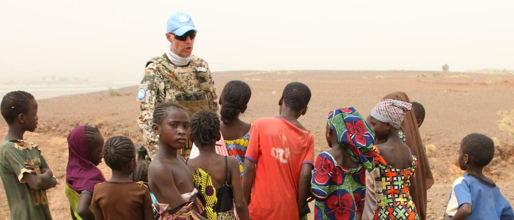 Einsatz in Mali: Ein deutscher Blauhelmsoldat im Gespräch mit Kindern