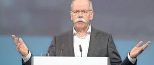 Gute Bilanz, mäßige Stimmung. Daimler-Chef Dieter Zetsche sah sich auf der Hauptversammlung in Berlin heftiger Kritik der Aktionäre ausgesetzt. Dabei hat der Konzern 2016 nach vielen Jahren BMW als bislang größten Premiumhersteller überholt. 