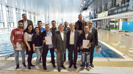 Rettung in Sicht. Alle freuen sich über den gelungenen Abschluss des Rettungsschwimmerprojektes im FEZ. 