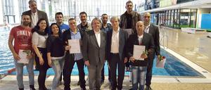 Rettung in Sicht. Alle freuen sich über den gelungenen Abschluss des Rettungsschwimmerprojektes im FEZ. 