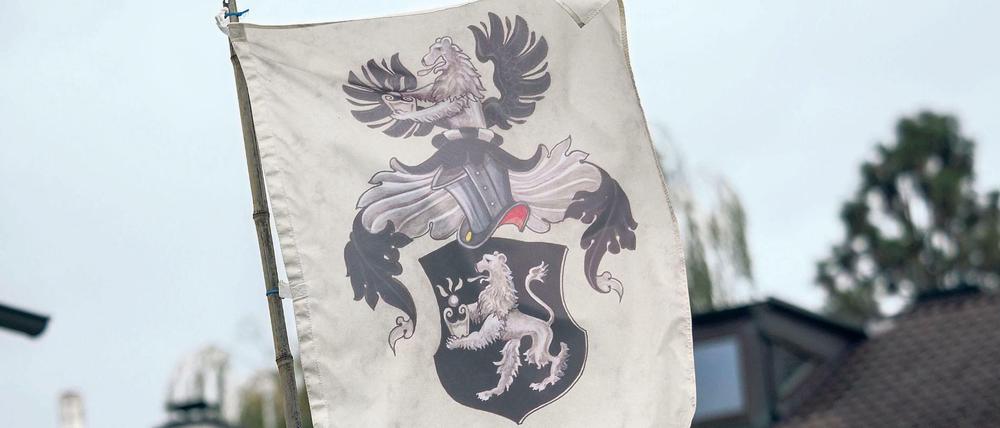 Flagge auf dem Grundstück eines sogenannten "Reichsbürgers" in Bayern (Archivbild) 