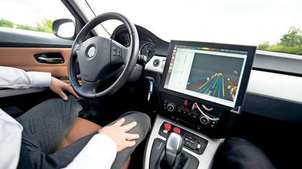 Hände weg. Beim automatisierten Fahren, das der Gesetzgeber jetzt regelt, kann der Mensch noch eingreifen. Autonome Autos sind ganz ohne Fahrer unterwegs. 