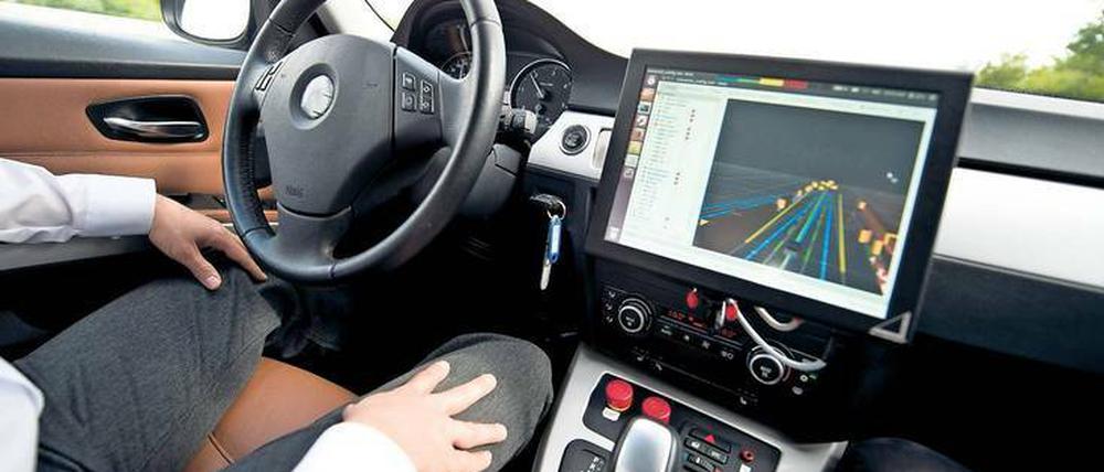 Hände weg. Beim automatisierten Fahren, das der Gesetzgeber jetzt regelt, kann der Mensch noch eingreifen. Autonome Autos sind ganz ohne Fahrer unterwegs.