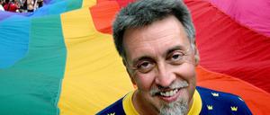 Der US-Künstler und Designer der ersten Regenbogenfahne, Gilbert Baker während einer Gay Pride-Parade in Stockholm im Jahr 2003.