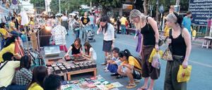 Anders leben. In Chiang Mai besuchen europäische Frauen einen Straßenmarkt und genießen ein Stück Freiheit von Beruf und Alltag.