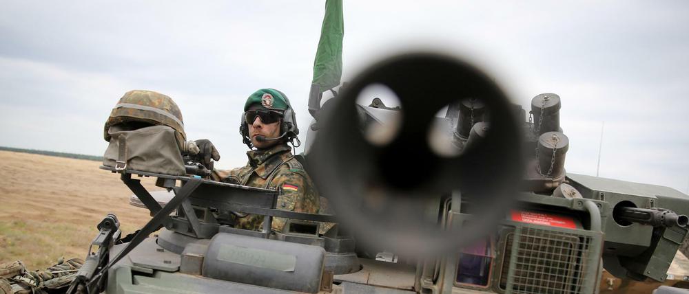 Ein deutscher Soldat blickt bei einer Nato-Manöverübung in Polen durch die Luke seines Marder-Schützenpanzers. Über das Wehrbudget der Nato-Mitgliedsstaaten wird seit Wochen gestritten.