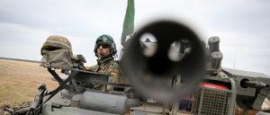 Ein deutscher Soldat blickt bei einer Nato-Manöverübung in Polen durch die Luke seines Marder-Schützenpanzers. Über das Wehrbudget der Nato-Mitgliedsstaaten wird seit Wochen gestritten.