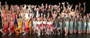 Ralf Stabel, Sandra Scheeres und Gregor Seyffert (v.l.n.r.) inmitten der begeisterten Schüler und Studenten der Staatlichen Ballettschule.
