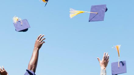 Gute Aussichten. Hochschulabsolventen werfen ihre Hüte in die Luft.