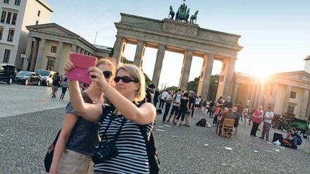 An öffentlichen Plätzen kann man sich jetzt kostenfrei ins W-Lan einloggen, wie beispielsweise am Brandenburger Tor.