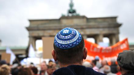 Die Zahl antisemitischer und rassistischer Angriffe in Berlin ist im vergangenen Jahr stark gestiegen.