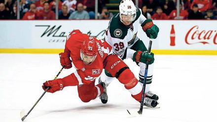 Ins Straucheln geraten. Die Red Wings mit Andreas Athanasiou (links) sind aus dem Rennen um die Play-off-Plätze in der NHL ausgeschieden. Jetzt versuchen sie einen Neuanfang. Foto: Gregory Shamus/AFP