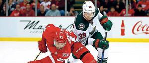 Ins Straucheln geraten. Die Red Wings mit Andreas Athanasiou (links) sind aus dem Rennen um die Play-off-Plätze in der NHL ausgeschieden. Jetzt versuchen sie einen Neuanfang. Foto: Gregory Shamus/AFP