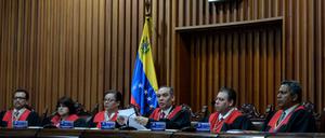 Der Oberste Gerichtshof Venezuealas nahm die umstrittene Entmachtung des Parlaments zurück.