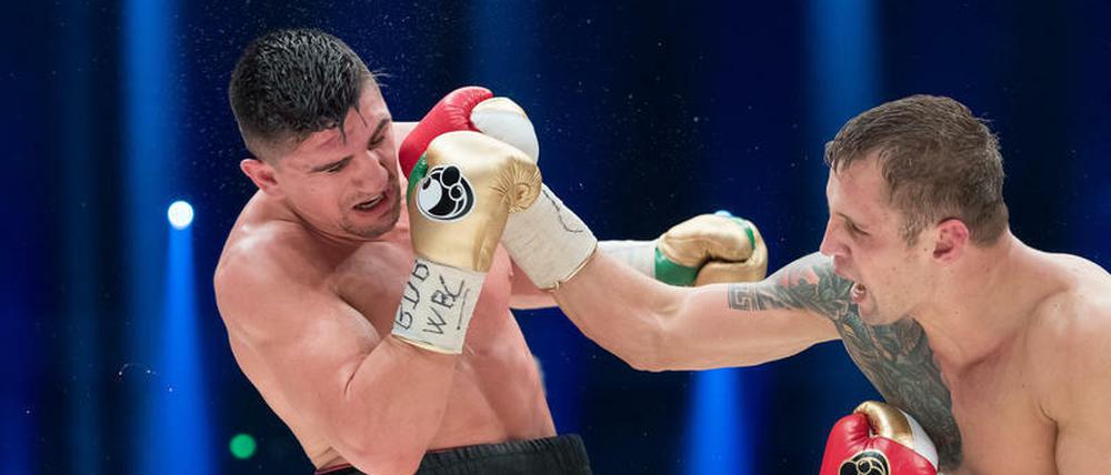 So sieht kein Sieger aus. Marco Huck (l.) stand gegen seinen lettischen Gegner auf wackligen Füßen.