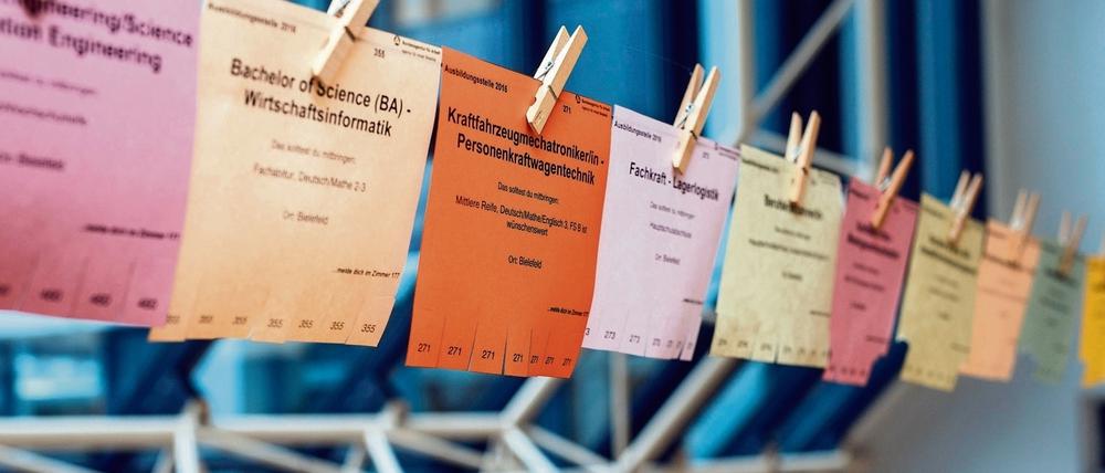 Stellenangebote auf Papier.