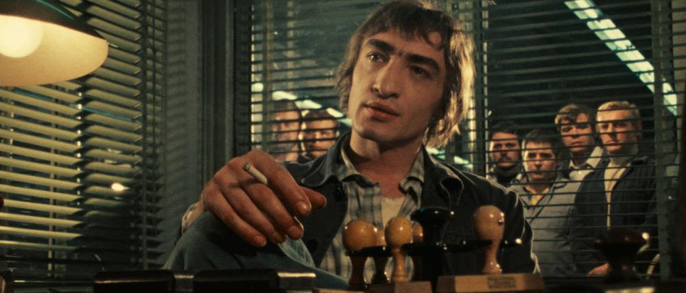 Gottfried John als Werkzeugmacher Jochen in Fassbinders TV-Serie "Acht Stunden sind kein Tag".