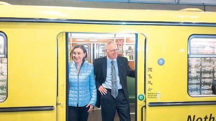 BVG-Chefin Nikutta und Bundestagspräsident Lammert fahren zusammen in der U-Bahn.