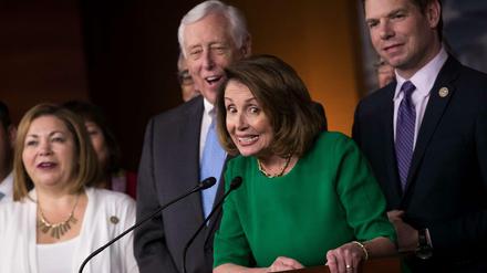Nancy Pelosi (Mitte) und ihre US-Demokraten sind selbstbewusst nach Trumps Misserfolgen. 